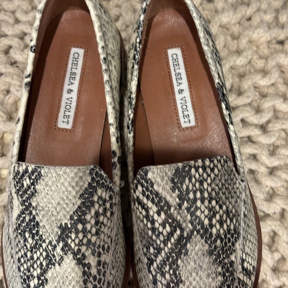 Chelsea & Violet Women's Leather Snakeskin Pattern Flats SZ 5.5 - Picture 7 of 9